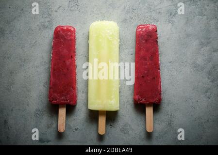 Die Eiszapfen auf einem Steintisch. Stockfoto