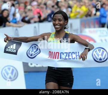 Prag, Tschechische Republik. Mai 2013. Caroline ROTICH überquert die Ziellinie und gewinnt den Prager Internationalen Marathon in Prag, Tschechische Republik, 12. Mai 2013. *** Lokale Bildunterschrift: Slavek Ruta/ZUMA Wire/Alamy Live News Stockfoto