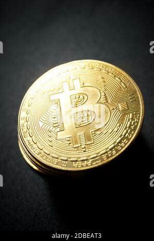 Bitcoins auf einem schwarzen Tisch. Stockfoto