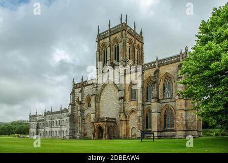 Milton Abbey Kirche, aus dem 14. Jahrhundert und in einem von Capability Brown, Milton Abbas, Dorset, Großbritannien, gestalteten Gelände gelegen; jetzt Teil einer Schule. Stockfoto