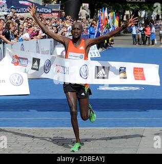 Prag, Tschechische Republik. Mai 2013. Nicholas KEMBOI überquert die Ziellinie und gewinnt den Prager Internationalen Marathon in Prag, Tschechische Republik, 12. Mai 2013. *** Lokale Bildunterschrift: Slavek Ruta/ZUMA Wire/Alamy Live News Stockfoto