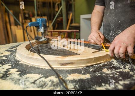 Tischlerei Konzept, Holzbearbeitung und Möbelherstellung, professionelle Tischler arbeiten mit Holz in der Schreinerei Stockfoto