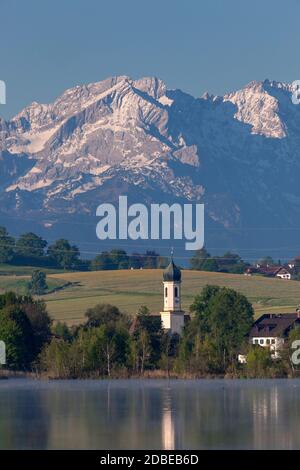 Geographie / Reisen, Deutschland, Bayern, Riegsee, Riegsee und Kirche Froschhausen außerhalb von Wetterstein , Additional-Rights-Clearance-Info-not-available Stockfoto