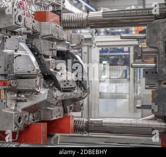 Metallpresse für Kunststoffguss für die Automobilindustrie im Werk. Industrie 4.0. Stockfoto