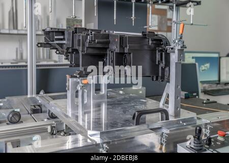 3D-Messgerät in einer Fabrik zur Herstellung von Kunststoffgussteilen für die Automobilindustrie. Stockfoto