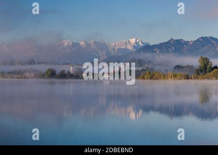 Geographie / Reisen, Deutschland, Bayern, Riegsee, Riegsee und Kirche Froschhausen außerhalb von Wetterstein , Additional-Rights-Clearance-Info-not-available Stockfoto