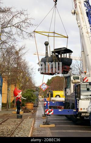 Potsdam, Deutschland. November 2020. Eine weitere Filmrequisite für die Sammlung "Giant Props" ungewöhnlicher Originale, die "Emma"-Lokomotive aus den Jim Knopf-Filmen, wird auf der Straße der Riesen im Babelsberg-Filmpark aufgestellt. Der Filmparkleiter und Lokführer Friedhelm Schatz organisierte den Transport. Potsdam, 16. November 2020 Quelle: dpa/Alamy Live News Stockfoto