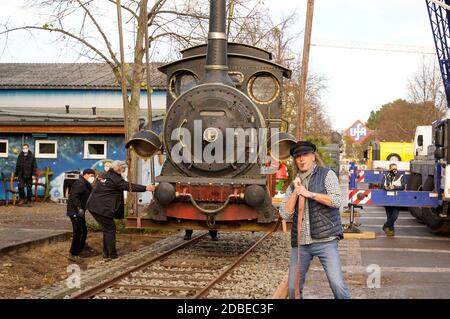 Potsdam, Deutschland. November 2020. Eine weitere Filmrequisite für die Sammlung "Giant Props" ungewöhnlicher Originale, die "Emma"-Lokomotive aus den Jim Knopf-Filmen, wird auf der Straße der Riesen im Babelsberg-Filmpark aufgestellt. Der Filmparkleiter und Lokführer Friedhelm Schatz organisierte den Transport. Potsdam, 16. November 2020 Quelle: dpa/Alamy Live News Stockfoto