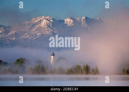 Geographie / Reisen, Deutschland, Bayern, Riegsee, Riegsee und Kirche Froschhausen außerhalb von Wetterstein , Additional-Rights-Clearance-Info-not-available Stockfoto