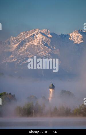 Geographie / Reisen, Deutschland, Bayern, Riegsee, Riegsee und Kirche Froschhausen außerhalb von Wetterstein , Additional-Rights-Clearance-Info-not-available Stockfoto