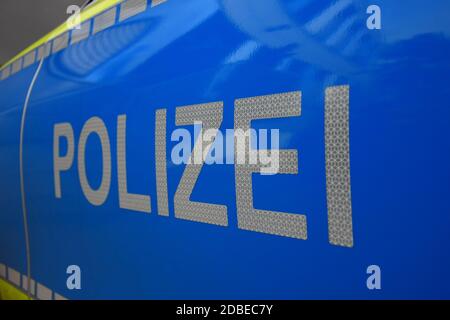 Das Wort Polizei auf einem deutschen blau-silbergelben Polizeiwagen im Bundesland Baden-Württemberg. Stockfoto