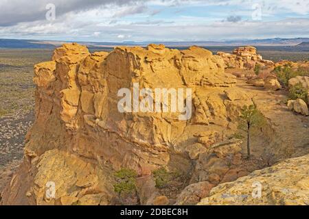 Sandstein Bluff über einem Badlands Tal in El Malpais National Monument In New Mexico Stockfoto