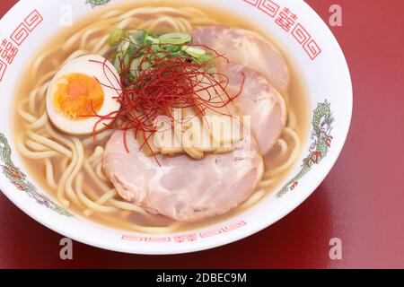 Japanische Miso-Suppe rammen Nudeln in einer Schüssel auf dem Tisch Stockfoto