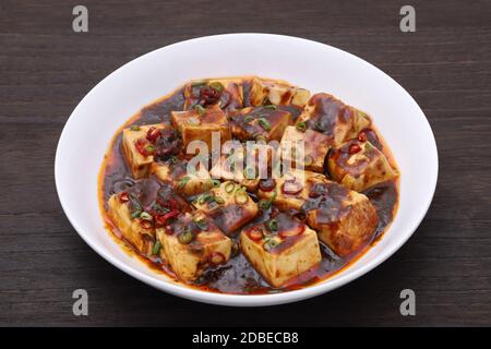 Chinesische Küche mabo tofu in einem Gericht auf Holztisch Stockfoto