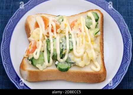 Kartoffel-Mayonnaise-Salat mit geröstetem Brot in einem Gericht Stockfoto