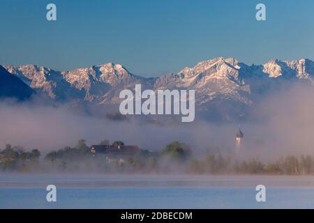 Geographie / Reisen, Deutschland, Bayern, Riegsee, Riegsee und Kirche Froschhausen außerhalb von Wetterstein , Additional-Rights-Clearance-Info-not-available Stockfoto