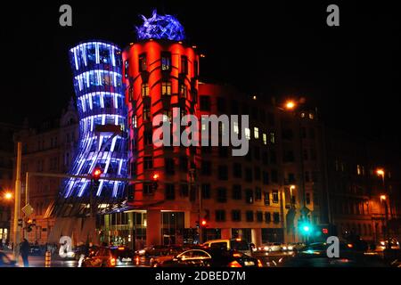 Prag, Tschechische Republik. Oktober 2013. Am 17. Oktober 2013 beginnt das erste Jahr des größten Lichtfestivals in der Tschechischen Republik. Auf das Tanzende Haus in Prag werden Lichter projiziert. *** Lokale Bildunterschrift: Slavek Ruta/ZUMA Wire/Alamy Live News Stockfoto