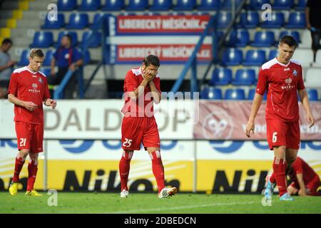 Liberec, Tschechische Republik. Juli 2013. Die Europäische Fußball-Liga, 2. Qualifikationsrunde, FC Slovan Liberec gegen FC Skonto Riga, 1:0, Liberec, Tschechische Republik, am Donnerstag, 25. Juli 2013. Traurige Fußballer von Skonto Riga nach dem Verlust Fußballspiel. /PSPA/Slavek Ruta *** Local Caption Credit: Slavek Ruta/ZUMA Wire/Alamy Live News Stockfoto