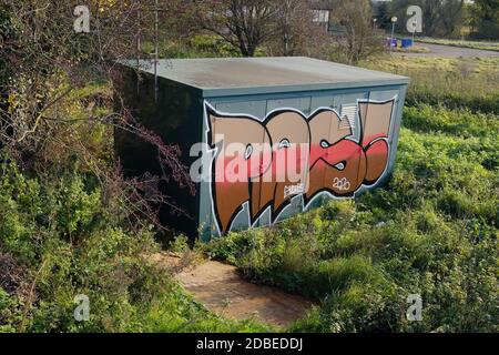 Graffiti auf einer Power Box in England Stockfoto