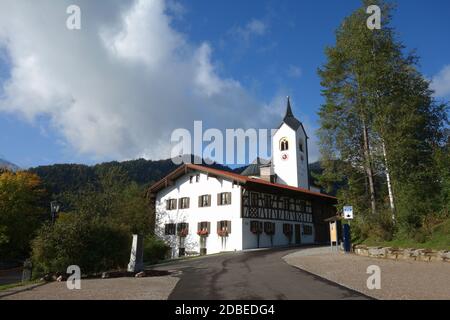 Katholische Pfarrkirche St. Walburga, Philipp und Jakobus in Weißensee Stockfoto