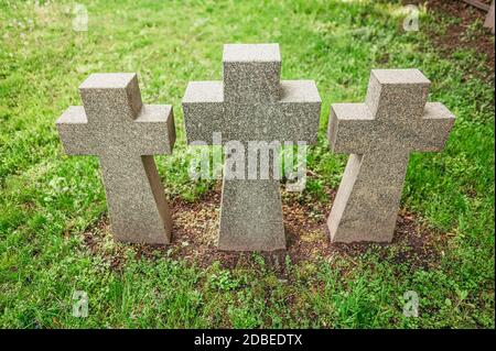 Drei Steinkreuze auf dem Friedhof der deutschen Kriegsgefangenen - Wehrmachtswehrsolder im Zweiten Weltkrieg. Kiew, Ukraine Stockfoto