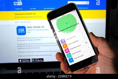 Die NHS covid-19 Track and Trace App in Aktion, England Stockfoto
