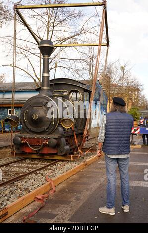 Potsdam, Deutschland. November 2020. Eine weitere Filmrequisite für die Sammlung "Giant Props" ungewöhnlicher Originale, die "Emma"-Lokomotive aus den Jim Knopf-Filmen, wird auf der Straße der Riesen im Babelsberg-Filmpark aufgestellt. Der Filmparkleiter und Lokführer Friedhelm Schatz organisierte den Transport. Potsdam, 16. November 2020 Quelle: dpa/Alamy Live News Stockfoto