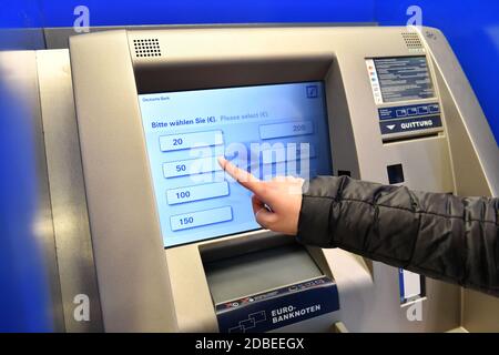 München, Deutschland. November 2020. Geldautomat Deutsche Bank, Bargeld abheben, ein Geldautomat, Geldautomat (ATM), Bargeld, Geldautomat, Geldautomat oder Bancomat, Bargeld, Euro-Rechnungen, Karte, Kreditkarte, EC-Karte. Quelle: dpa/Alamy Live News Stockfoto