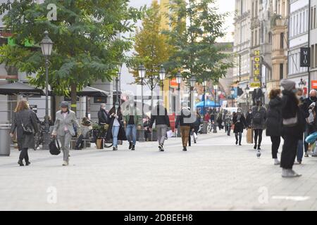 München, Deutschland. November 2020. Themenbild Coronavirus-Pandemie im Herbst/Menschen, Menschen in der Sendlinger Straße in München, sie tragen Gesichtsmasken, Masken, weltweite Nutzung Quelle: dpa/Alamy Live News Stockfoto