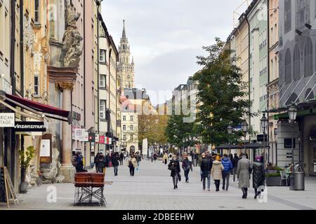 München, Deutschland. November 2020. Themenbild Coronavirus-Pandemie im Herbst/Menschen, Menschen in der Sendlinger Straße in München, sie tragen Gesichtsmasken, Masken, weltweite Nutzung Quelle: dpa/Alamy Live News Stockfoto