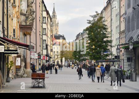 München, Deutschland. November 2020. Themenbild Coronavirus-Pandemie im Herbst/Menschen, Menschen in der Sendlinger Straße in München, sie tragen Gesichtsmasken, Masken, weltweite Nutzung Quelle: dpa/Alamy Live News Stockfoto