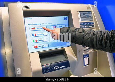 München, Deutschland. November 2020. Geldautomat Deutsche Bank, Bargeld abheben, ein Geldautomat, Geldautomat (ATM), Bargeld, Geldautomat, Geldautomat oder Bancomat, Bargeld, Euro-Rechnungen, Karte, Kreditkarte, EC-Karte. Quelle: dpa/Alamy Live News Stockfoto