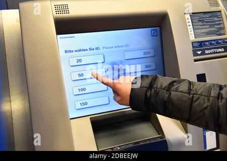 München, Deutschland. November 2020. Geldautomat Deutsche Bank, Bargeld abheben, ein Geldautomat, Geldautomat (ATM), Bargeld, Geldautomat, Geldautomat oder Bancomat, Bargeld, Euro-Rechnungen, Karte, Kreditkarte, EC-Karte. Quelle: dpa/Alamy Live News Stockfoto