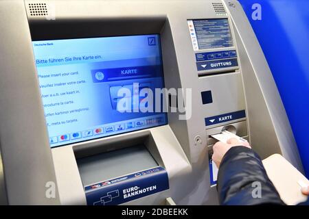 München, Deutschland. November 2020. Geldautomat Deutsche Bank, Bargeld abheben, ein Geldautomat, Geldautomat (ATM), Bargeld, Geldautomat, Geldautomat oder Bancomat, Bargeld, Euro-Rechnungen, Karte, Kreditkarte, EC-Karte. Quelle: dpa/Alamy Live News Stockfoto