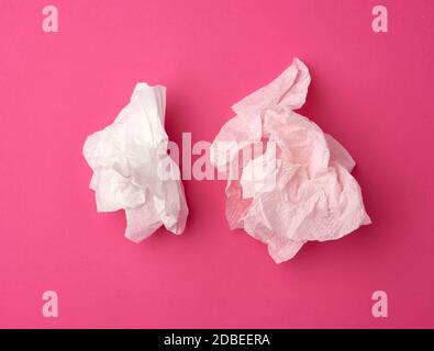 Zerknitterte weiße Papier Einweg Servietten auf einem rosa Hintergrund, Draufsicht Stockfoto