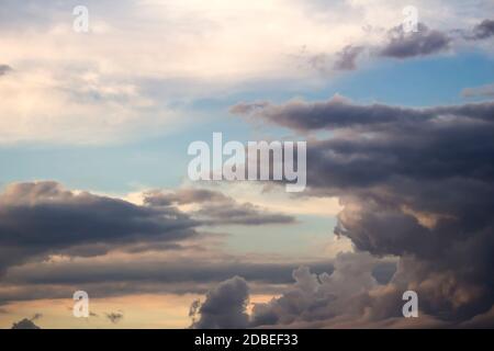 Dramatische große Wolken im weiten Sonnenuntergang Himmel Stockfoto