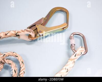 Figur Acht Knoten mit Karabiner. Silberner Karabiner mit Schloss und Seil isoliert auf weißem Hintergrund. Stockfoto