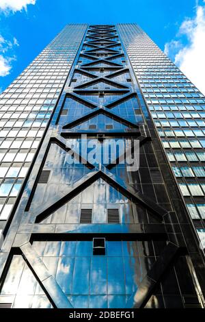 Blauer Himmel und Hochhäuser. Aufnahmeort: Metropolregion Tokio Stockfoto