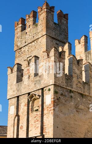 Sirmione, Italien - 29. September 2018: Burg Scaliger (Castello Scaligero) aus dem 13. Jahrhundert am Gardasee, Provinz Brescia Stockfoto