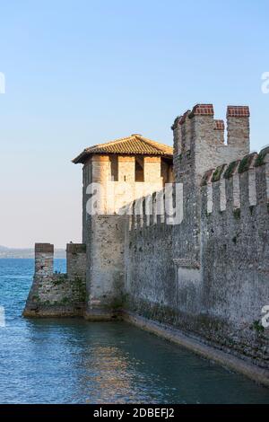 Sirmione, Italien - 29. September 2018: Mittelalterliche Burg Scaliger (Castello Scaligero) aus dem 13. Jahrhundert am Gardasee, Provinz Brescia, Sirmione, I Stockfoto