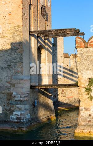 Sirmione, Italien - 29. September 2018: Burg Scaliger (Castello Scaligero) aus dem 13. Jahrhundert am Gardasee, Provinz Brescia Stockfoto