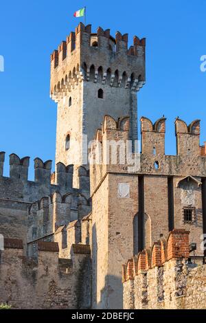 Sirmione, Italien - 29. September 2018: Burg Scaliger (Castello Scaligero) aus dem 13. Jahrhundert am Gardasee, Provinz Brescia Stockfoto