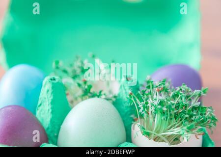 Schöne Dekoration östlichsten Korb mit bemalten Eierschalen für die Feier. Schönes traditionelles Geschenkdesign auf Holzhintergrund. Stockfoto