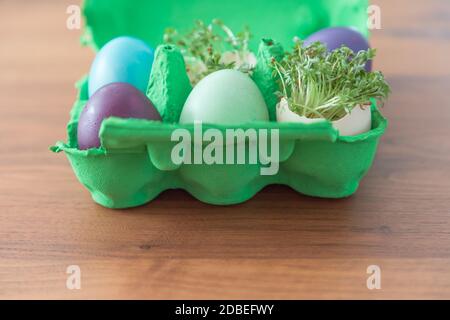 Schöne Dekoration östlichsten Korb mit bemalten Eierschalen für die Feier. Schönes traditionelles Geschenkdesign auf Holzhintergrund. Stockfoto