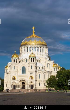 Kronstadt, Sankt Petersburg, Russland – 24. Juni 2020: Auf dem Jakornaja (Anker) Platz in der Nähe der Nikolaivakathedrale laufen die Menschen Stockfoto