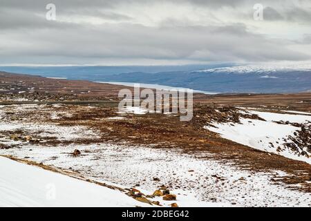 Hoher Panoramablick auf den Lagarfljot Fluss und die Berge in einem Wintertag, Island Stockfoto