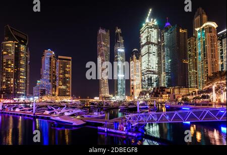 Malerischer Blick auf den Jachthafen von Dubai in den Vereinigten Arabischen Emiraten bei Nacht Stockfoto