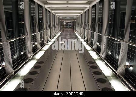 Travelator Tunnel in Airport Concourse Stockfoto