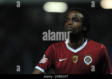 Liberec, Tschechische Republik. Oktober 2013. Gambrinus League, 12 rnd, FC Slovan Liberec gegen AC Sparta Praha, 1:1, 28. Oktober 2013, Liberec, Tschechische Republik. Costa Nhamoinesu von Sparta Praha während des Fußballmatches zwischen Slovan Liberec und Sparta Praha. *** Lokale Bildunterschrift: Slavek Ruta/ZUMA Wire/Alamy Live News Stockfoto