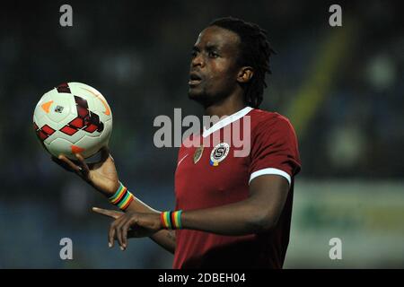 Liberec, Tschechische Republik. Oktober 2013. Gambrinus League, 12 rnd, FC Slovan Liberec gegen AC Sparta Praha, 1:1, 28. Oktober 2013, Liberec, Tschechische Republik. Costa Nhamoinesu von Sparta Praha während des Fußballmatches zwischen Slovan Liberec und Sparta Praha. *** Lokale Bildunterschrift: Slavek Ruta/ZUMA Wire/Alamy Live News Stockfoto